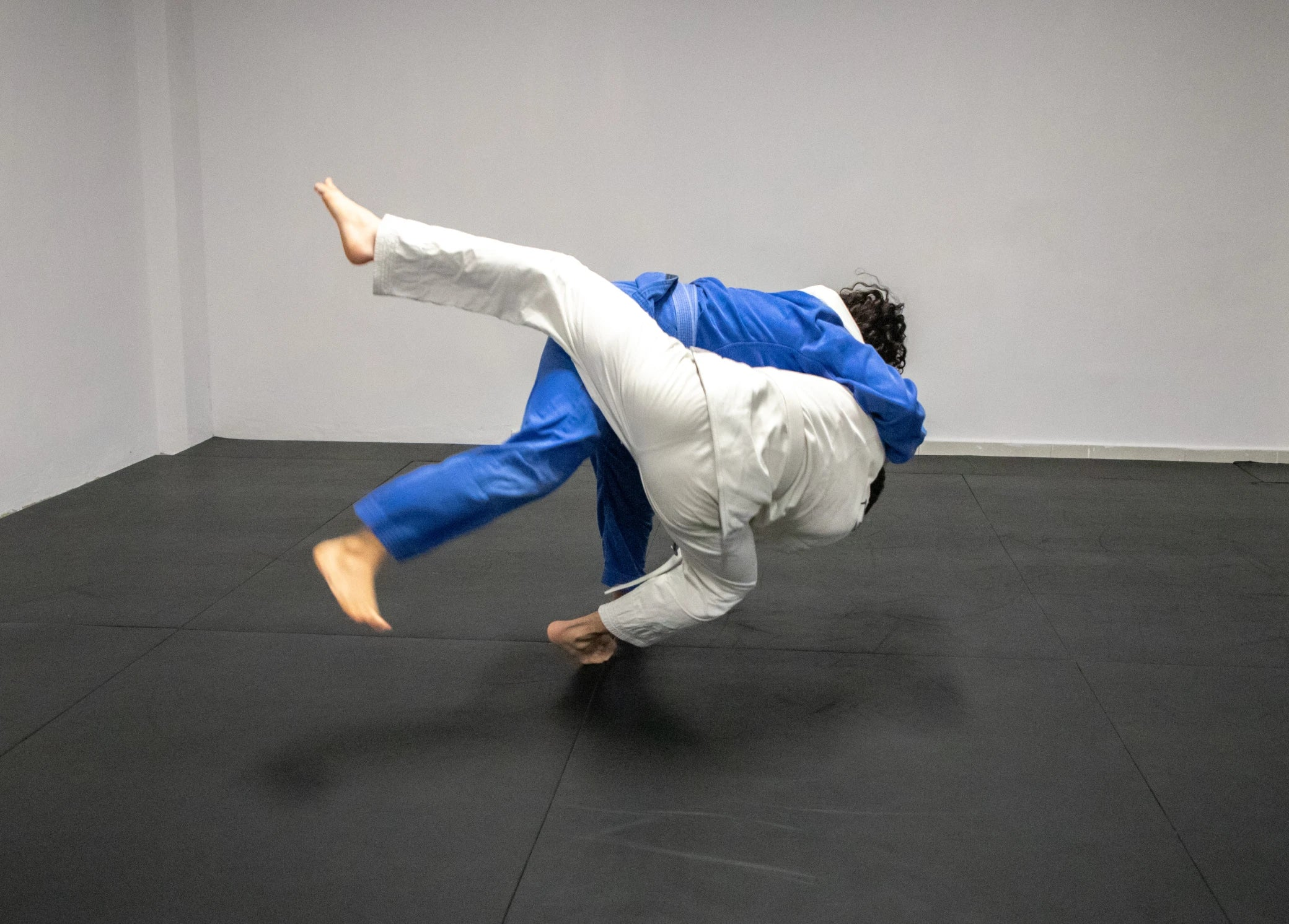Instructor demostrando técnicas de defensa personal a estudiantes