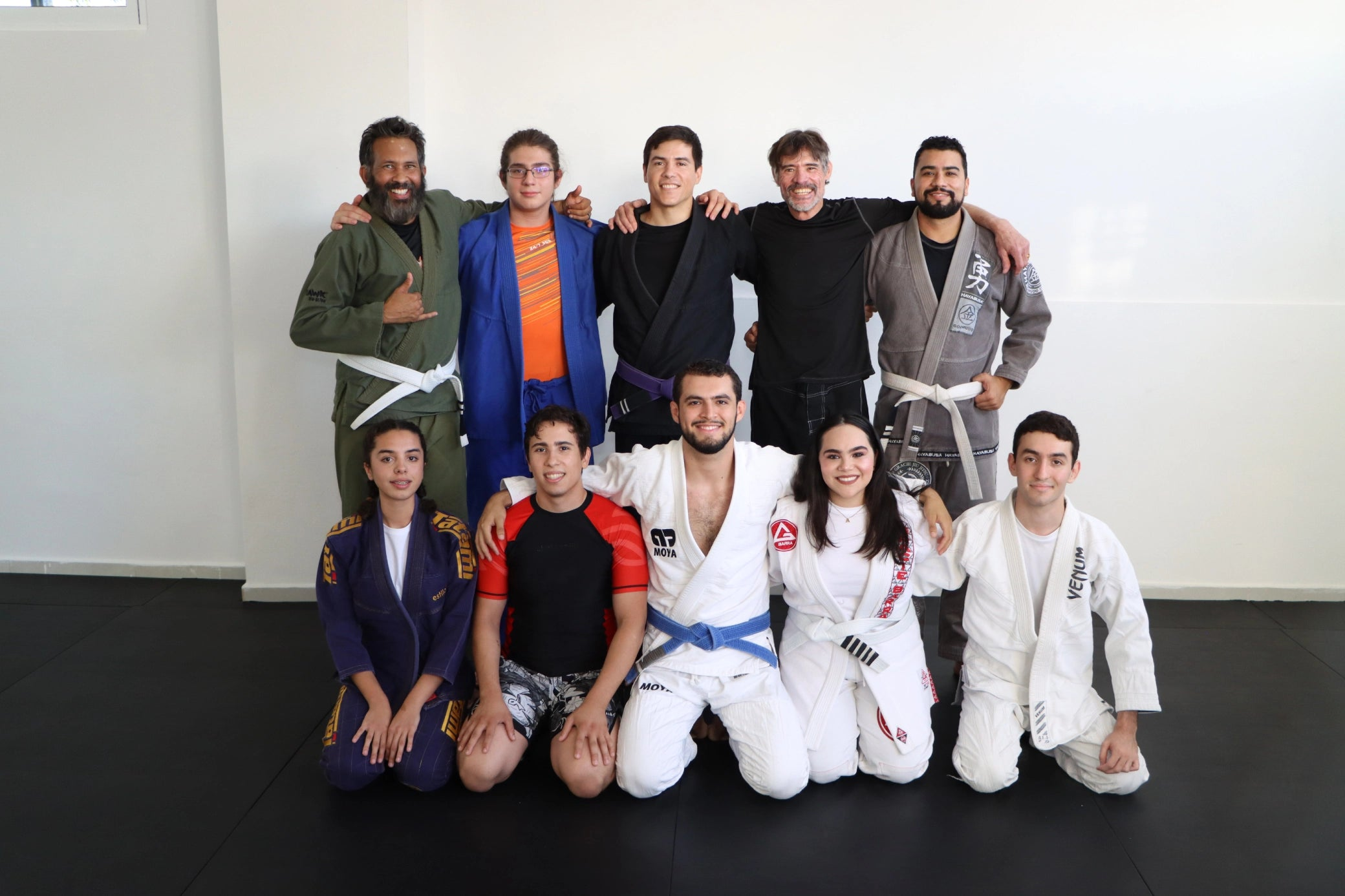 Grupo de practicantes de jujitsu en The Martial Arts Studio